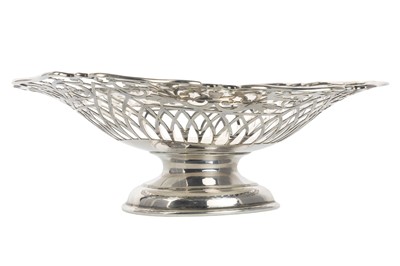 Lot 1092 - EDWARDIAN SILVER PEDESTAL DISH