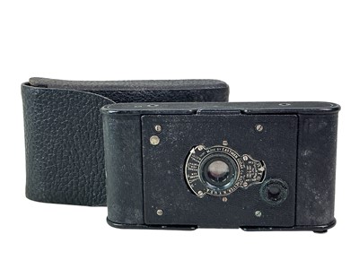 Lot 126 - BROWNIE FOLDING AUTOGRAPHIC CAMERA
