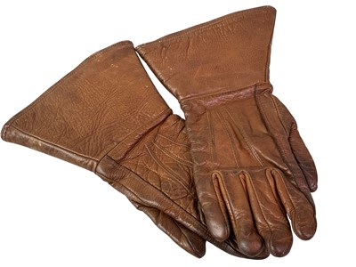 Lot 118 - PAIR OF WWII BROWN LEATHER DRIVING GLOVES
