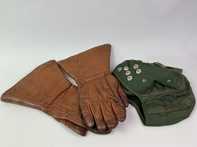 Lot 118 - PAIR OF WWII BROWN LEATHER DRIVING GLOVES