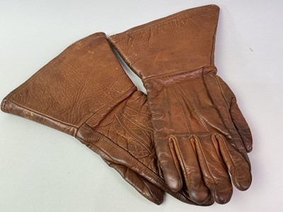 Lot 118 - PAIR OF WWII BROWN LEATHER DRIVING GLOVES
