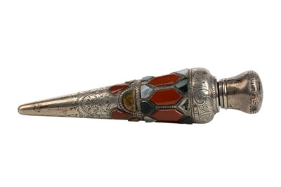 Lot 1126 - SCOTTISH SILVER AND AGATE SCENT BOTTLE