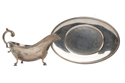 Lot 1131 - GEORGE V SILVER SAUCE BOAT AND STAND