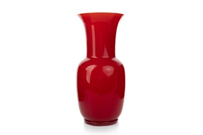 Lot 543 - VENINI GLASS VASE