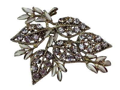 Lot 24 - GROUP OF VINTAGE COSTUME JEWELLERY