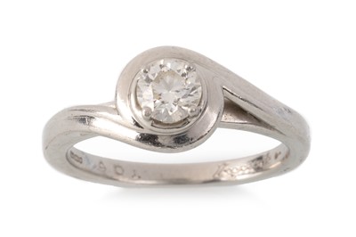 Lot 571 - DIAMOND SOLITAIRE RING