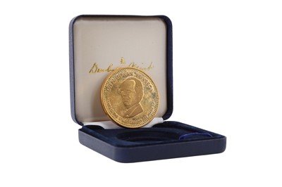 Lot 1693 - DANBURY MINT COMMEMORATIVE FOOTBALL MEDAL
