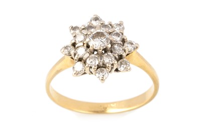 Lot 581 - DIAMOND CLUSTER RING