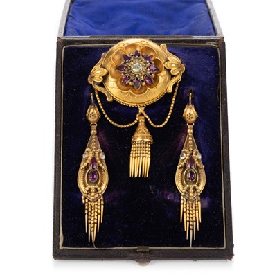 Lot 509 - VICTORIAN DEMI PARURE SET