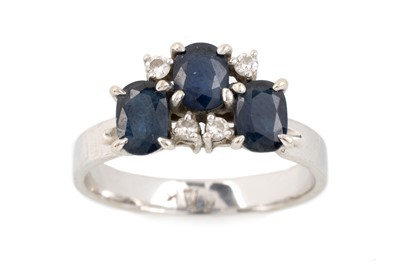 Lot 612 - SAPPHIRE AND DIAMOND RING