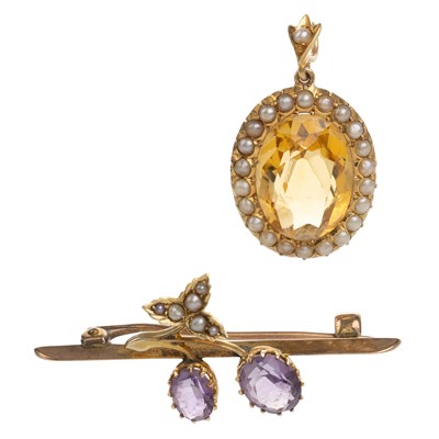 Lot 413 - GOLD OVAL PENDANT