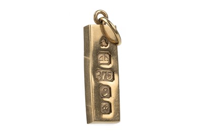 Lot 636 - GOLD INGOT PENDANT