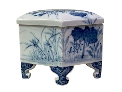 Lot 46 - CHINESE LIDDED POT