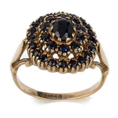 Lot 434 - SAPPHIRE CLUSTER RING