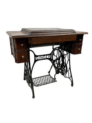 Lot 219 - GEORGE V SINGER TREADLE SEWING MACHINE.