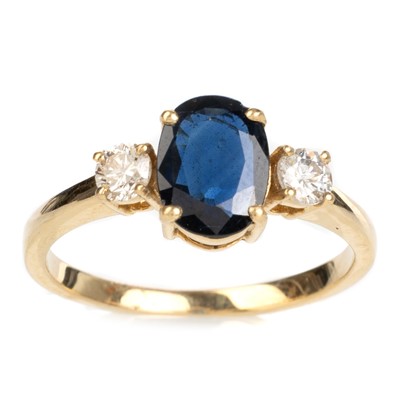 Lot 475 - SAPPHIRE AND DIAMOND THREE STONE RING
