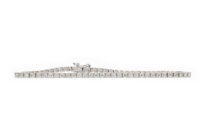 Lot 530 - DIAMOND TENNIS BRACELET
