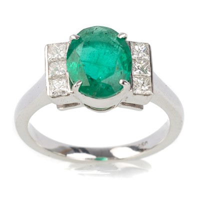 Lot 535 - EMERALD AND DIAMOND RING