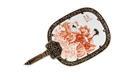 Lot 630 - CHINESE PORCELAIN HAND HELD FACE SCREEN