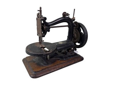 Lot 368 - VICTORIAN TABLE 'PRIMA DONNA' STYLE HAND SEWING MACHINE