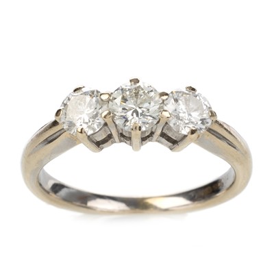 Lot 537 - DIAMOND THREE STONE RING