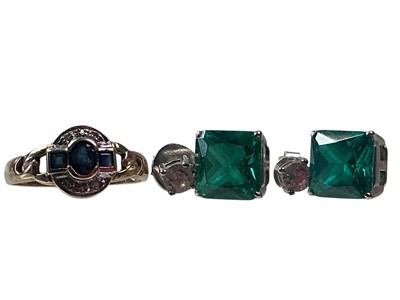 Lot 528 - SAPPHIRE AND DIAMOND RING