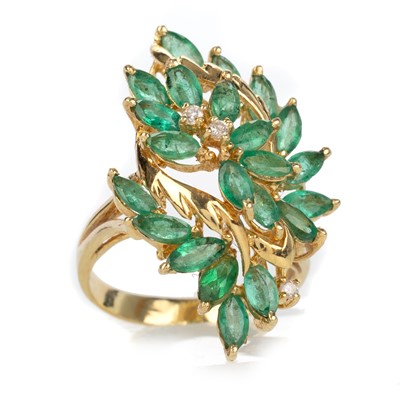 Lot 473 - EMERALD AND DIAMOND SPRAY RING