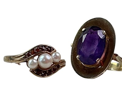 Lot 542 - PEARL AND GARNET RING