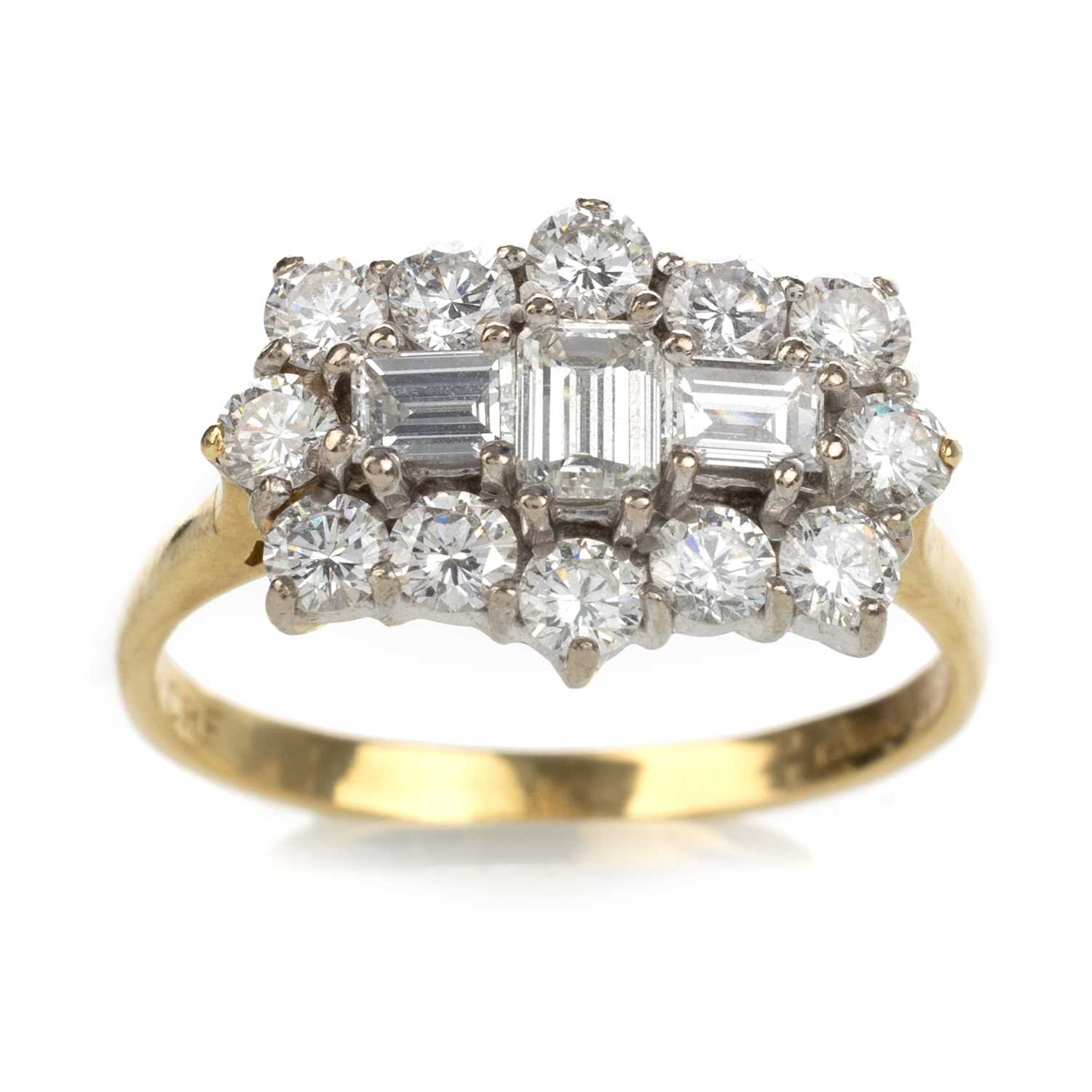 Lot 476 - DIAMOND CLUSTER RING,