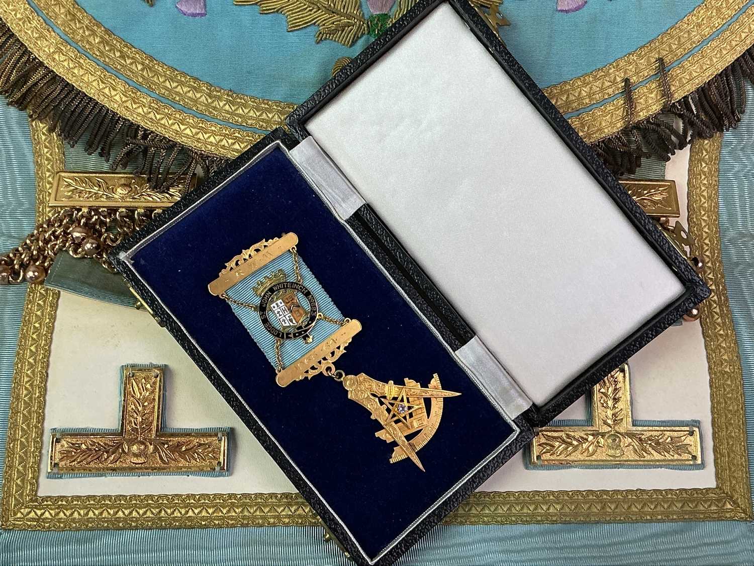 Lot 198 - GOLD MASONIC MEDAL