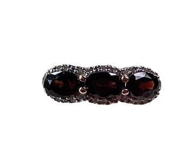 Lot 608 - GARNET AND DIAMOND RING