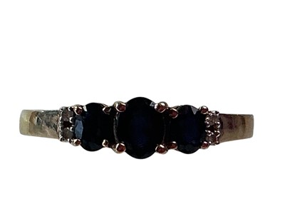 Lot 607 - SAPPHIRE AND DIAMOND RING