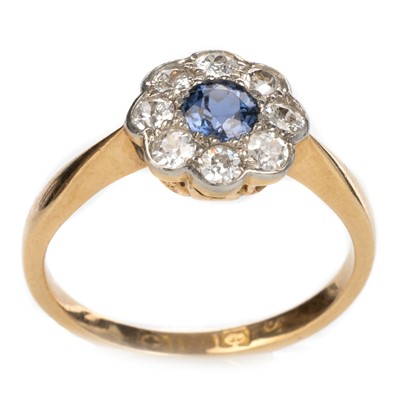 Lot 492 - SAPPHIRE AND DIAMOND CLUSTER RING