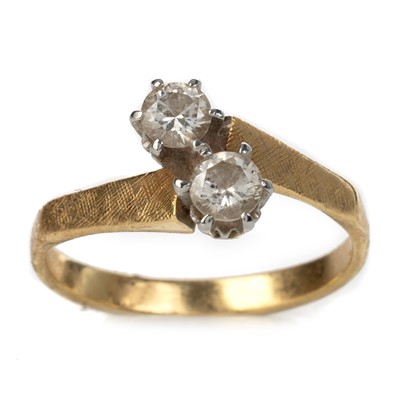 Lot 493 - DIAMOND TWO STONE RING