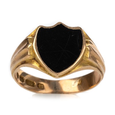 Lot 499 - ONYX SIGNET RING