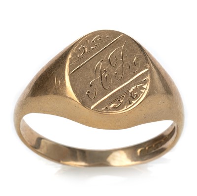 Lot 501 - GOLD SIGNET RING