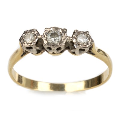 Lot 508 - ILLUSION SET DIAMOND THREE STONE RING
