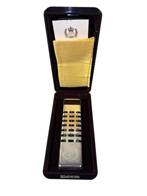 Lot 633 - SINCLAIR SILVER JUBILEE SOVEREIGN CALCULATOR