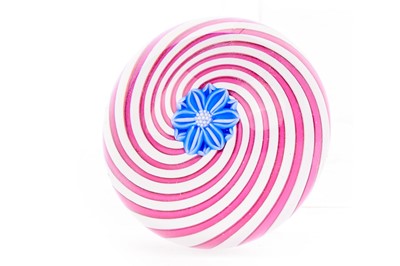 Lot 681 - PERTHSHIRE GLASS PAPERWEIGHT