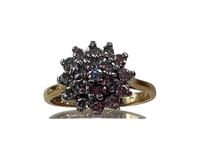 Lot 657 - DIAMOND FLOWERHEAD RING