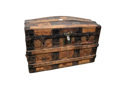 Lot 670 - EDWARDIAN WOOD AND METAL BOUND CABIN TRUNK