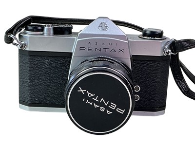 Lot 40 - GROUP OF CAMERAS AND ACCESSORIES