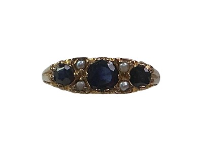 Lot 319 - SAPPHIRE AND PEARL RING