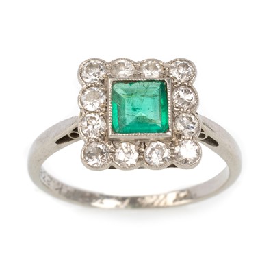 Lot 544 - ART DECO EMERALD AND DIAMOND RING