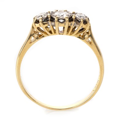 Lot 551 - DIAMOND THREE STONE RING