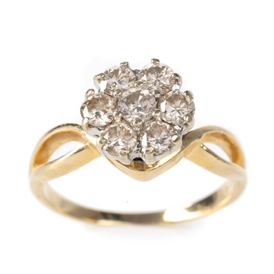 Lot 553 - DIAMOND CLUSTER RING
