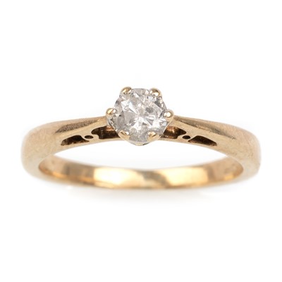 Lot 555 - DIAMOND SOLITAIRE RING