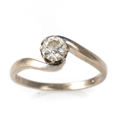 Lot 556 - DIAMOND SOLITAIRE RING