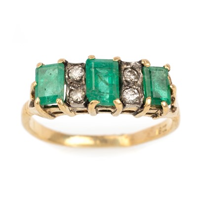 Lot 560 - EMERALD AND DIAMOND RING