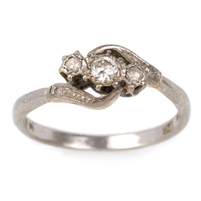 Lot 561 - DIAMOND THREE STONE RING